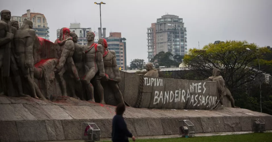 Abandono das tradições simbolizado pela destruição de monumentos históricos